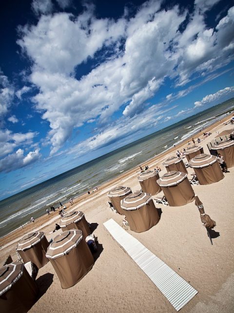 La plage de Cabourg et ses parasols