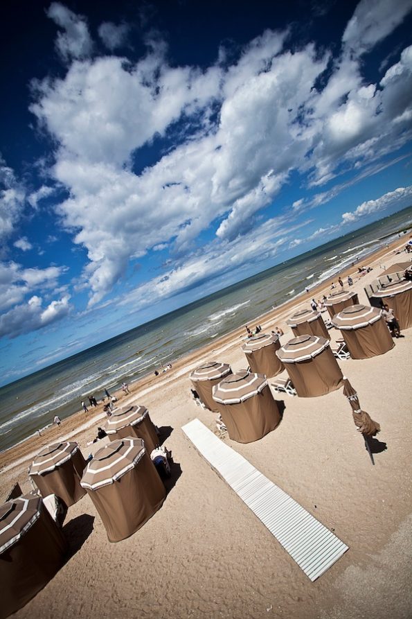 La plage de Cabourg et ses parasols